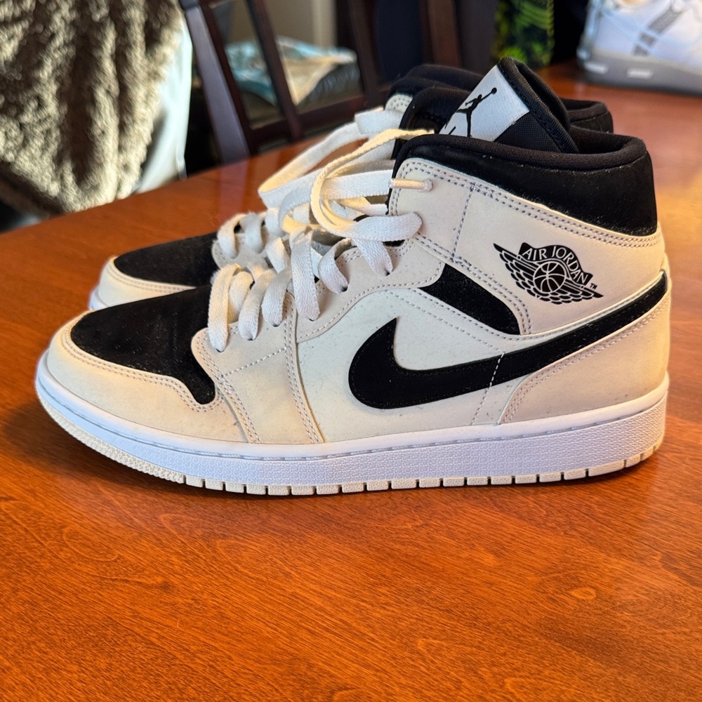 Nike Air Jordan Retro 1 Mid “Barely Orange”